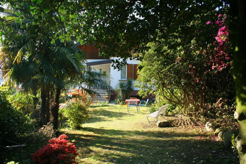 Villa Dei Fiori Luino Luaran gambar